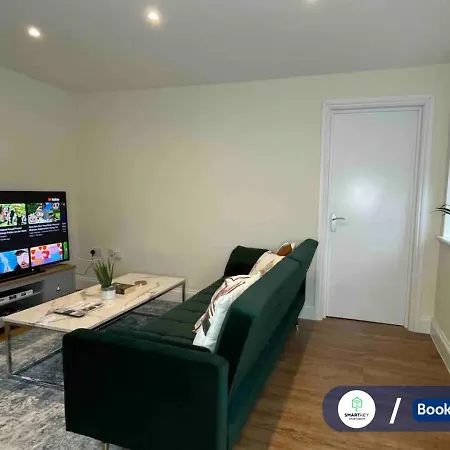 Modern 1 Bedroom Flat With Free Parking Woking Exterior photo