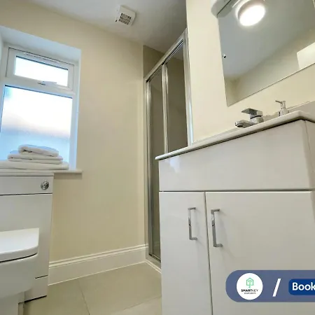 Modern 1 Bedroom Flat With Free Parking Woking Exterior photo