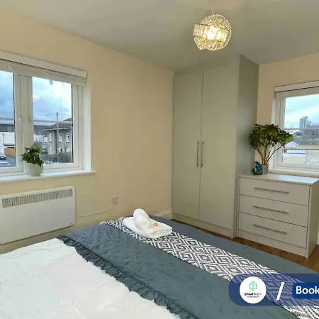 Modern 1 Bedroom Flat With Free Parking Woking Exterior photo