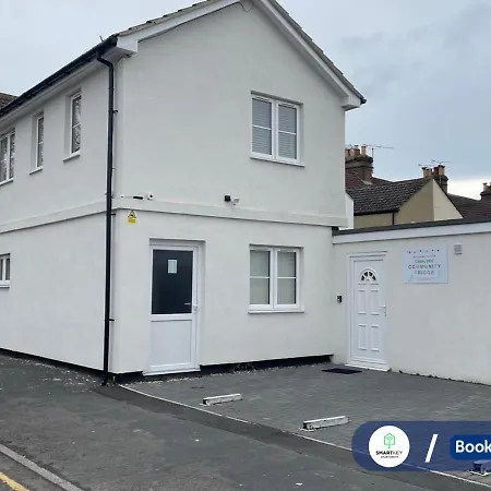 Modern 1 Bedroom Flat With Free Parking Woking Exterior photo