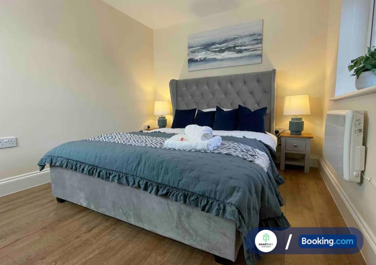 Modern 1 Bedroom Flat With Free Parking * Woking