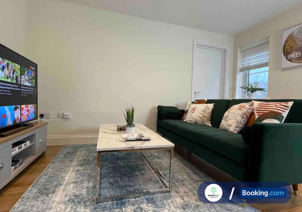 Modern 1 Bedroom Flat With Free Parking Apartment Woking