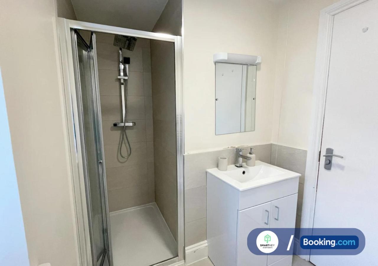Modern 1 Bedroom Flat With Free Parking Woking